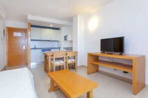 Departamento, 1 habitación | Sala de estar | Televisión 