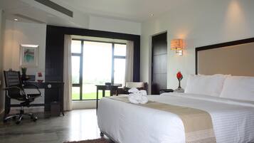 Deluxe-rum | Minibar, värdeförvaringsskåp på rummet, skrivbord och ljudisolering