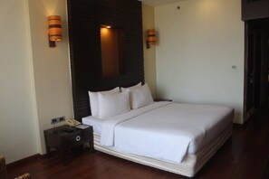 ห้องดีลักซ์ | มินิบาร์, ตู้นิรภัยในห้องพัก, โต๊ะทำงาน, ห้องเก็บเสียง