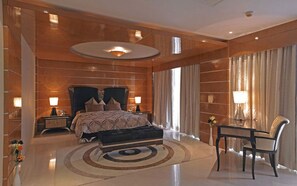 Executive suite | Een minibar, een kluis op de kamer, een bureau, geluiddichte muren