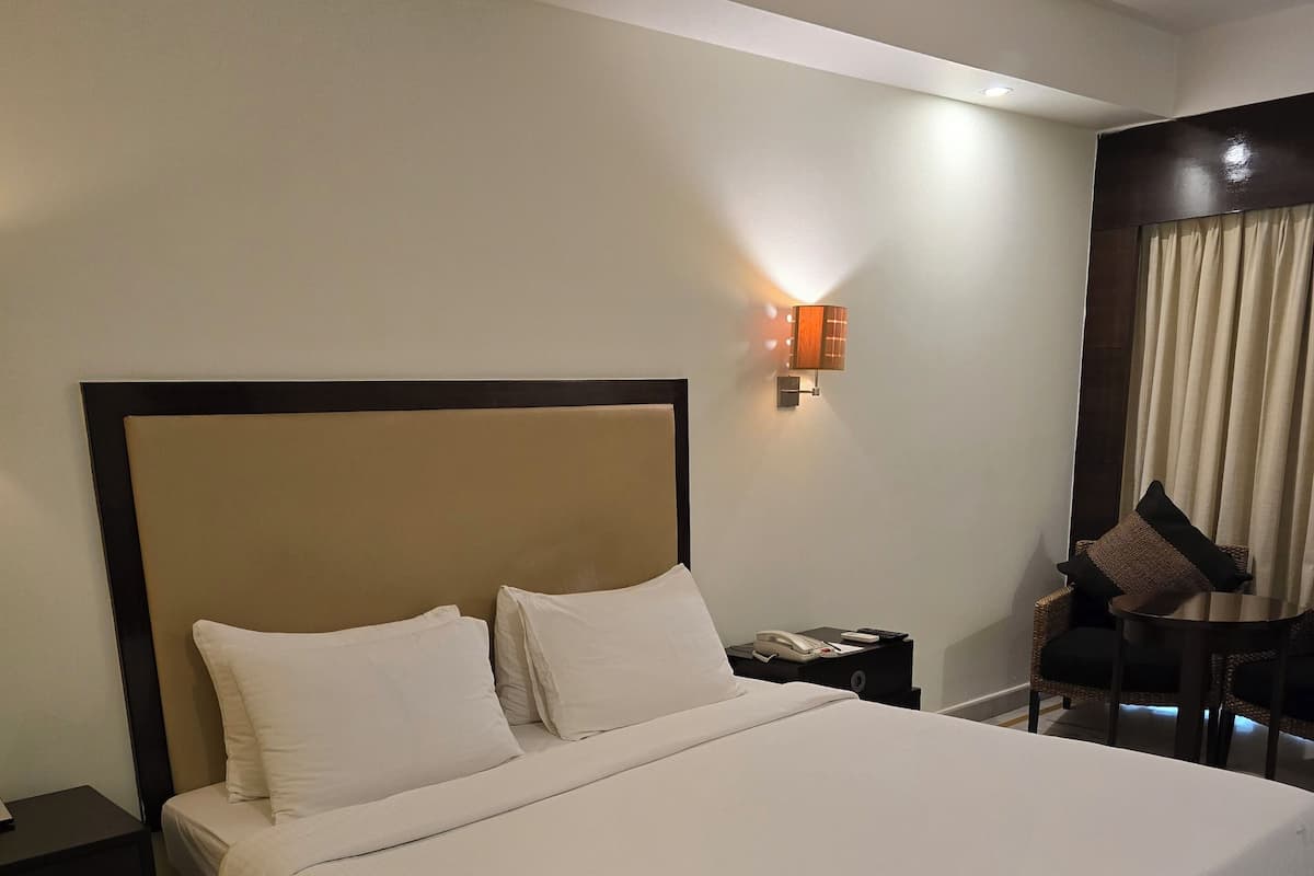 Cottage Deluxe Room | Minibar, una cassaforte in camera, una scrivania, insonorizzazione