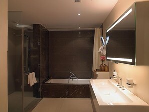 Presidentiële kamer, uitzicht op zwembad | Badkamer | Een bad/douchecombinatie, gratis toiletartikelen, handdoeken, zeep
