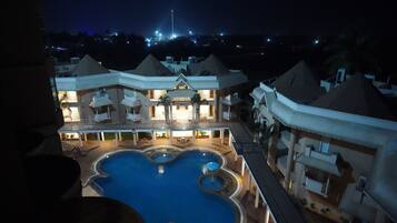 Cottage Deluxe Room | Minibar, in-room safe, desk, soundproofing