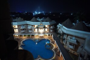 Deluxe kamer | Een minibar, een kluis op de kamer, een bureau, geluiddichte muren