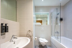 Appartement | Badkamer | Een bad/douchecombinatie, een haardroger, handdoeken, zeep