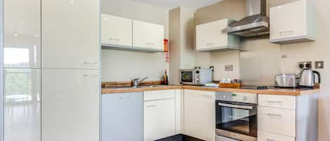 Appartement | Privékeuken | Een koelkast, een magnetron, een oven, een vaatwasser