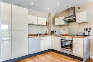 Apartemen | Dapur pribadi | Lemari es, microwave, oven, dan mesin pencuci piring