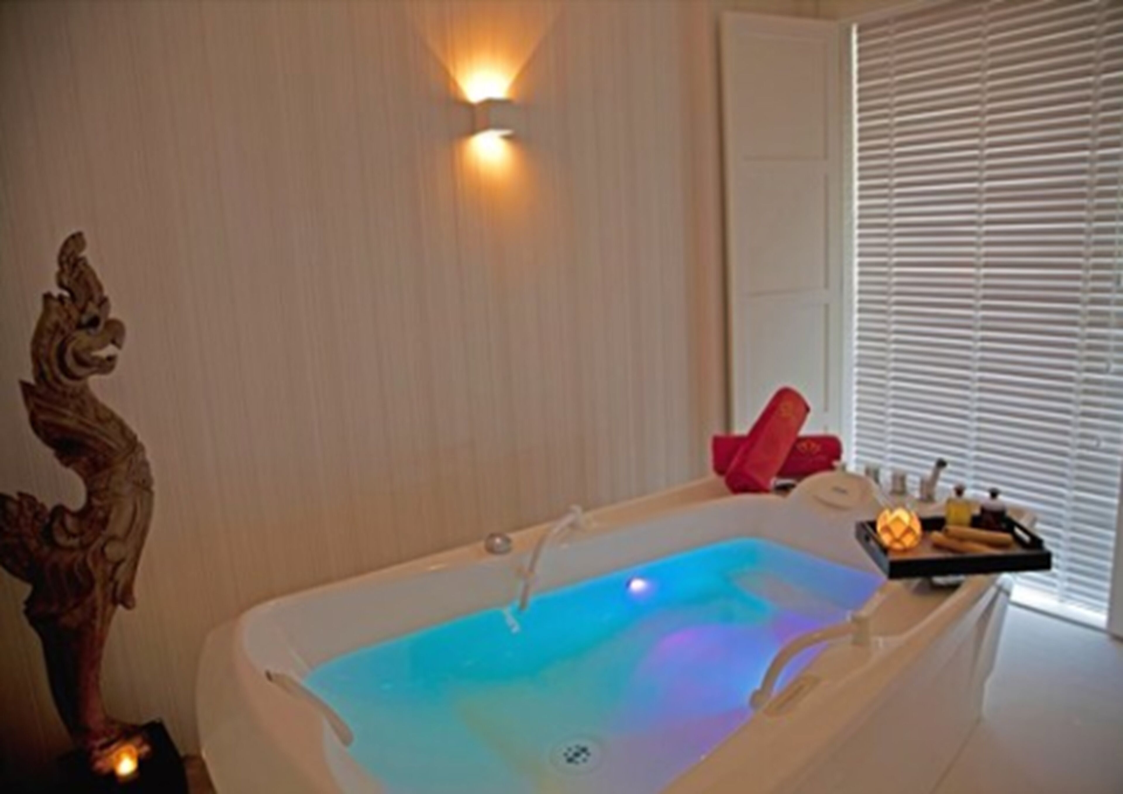 sauna, hot tub, body treatments, thai massages, body wraps, body scrubs