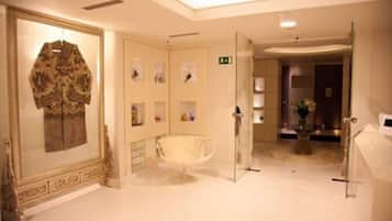 Sauna, hot tub, body treatments, Thai massages, body wraps, body scrubs