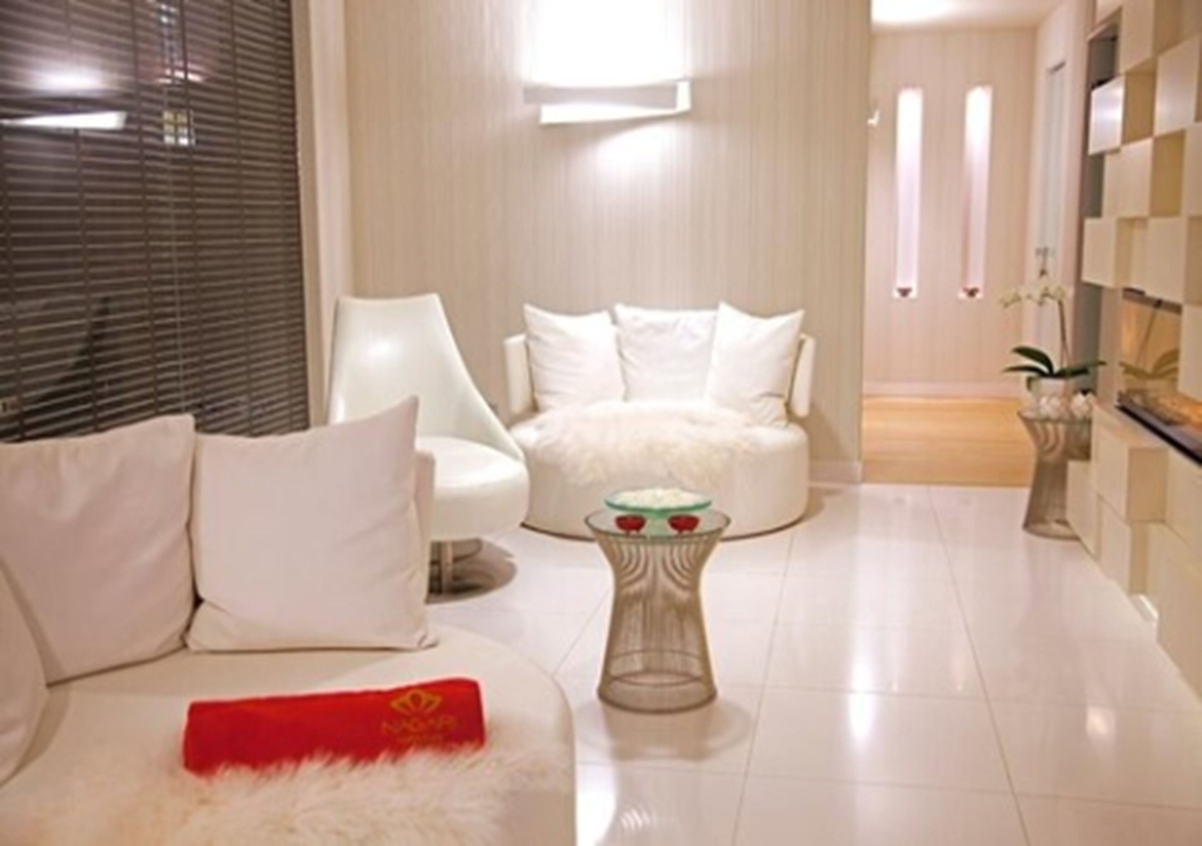 sauna, hot tub, body treatments, thai massages, body wraps, body scrubs