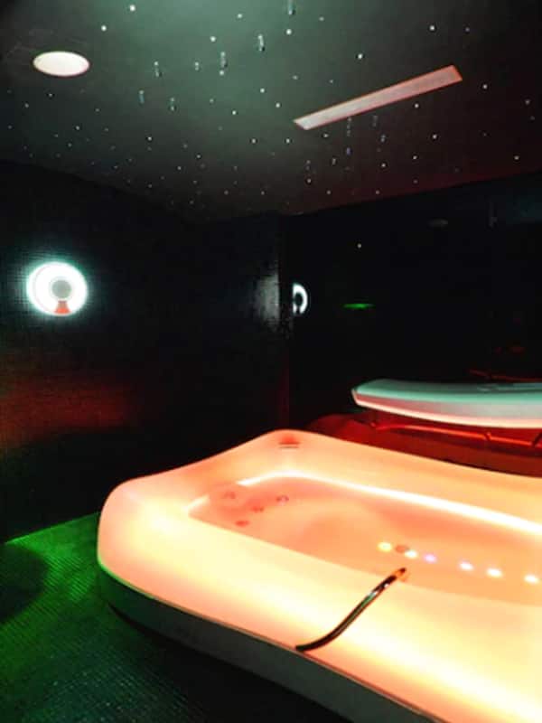Sauna, hot tub, body treatments, Thai massages, body wraps, body scrubs