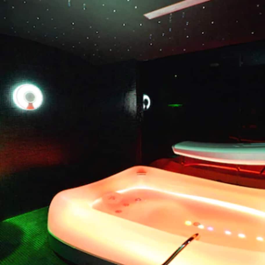 Sauna, hot tub, body treatments, Thai massages, body wraps, body scrubs