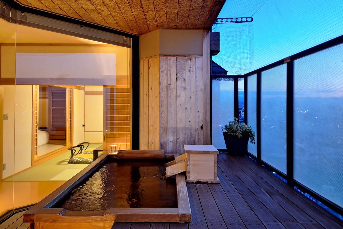 Combined shower/tub, free toiletries, hair dryer, slippers