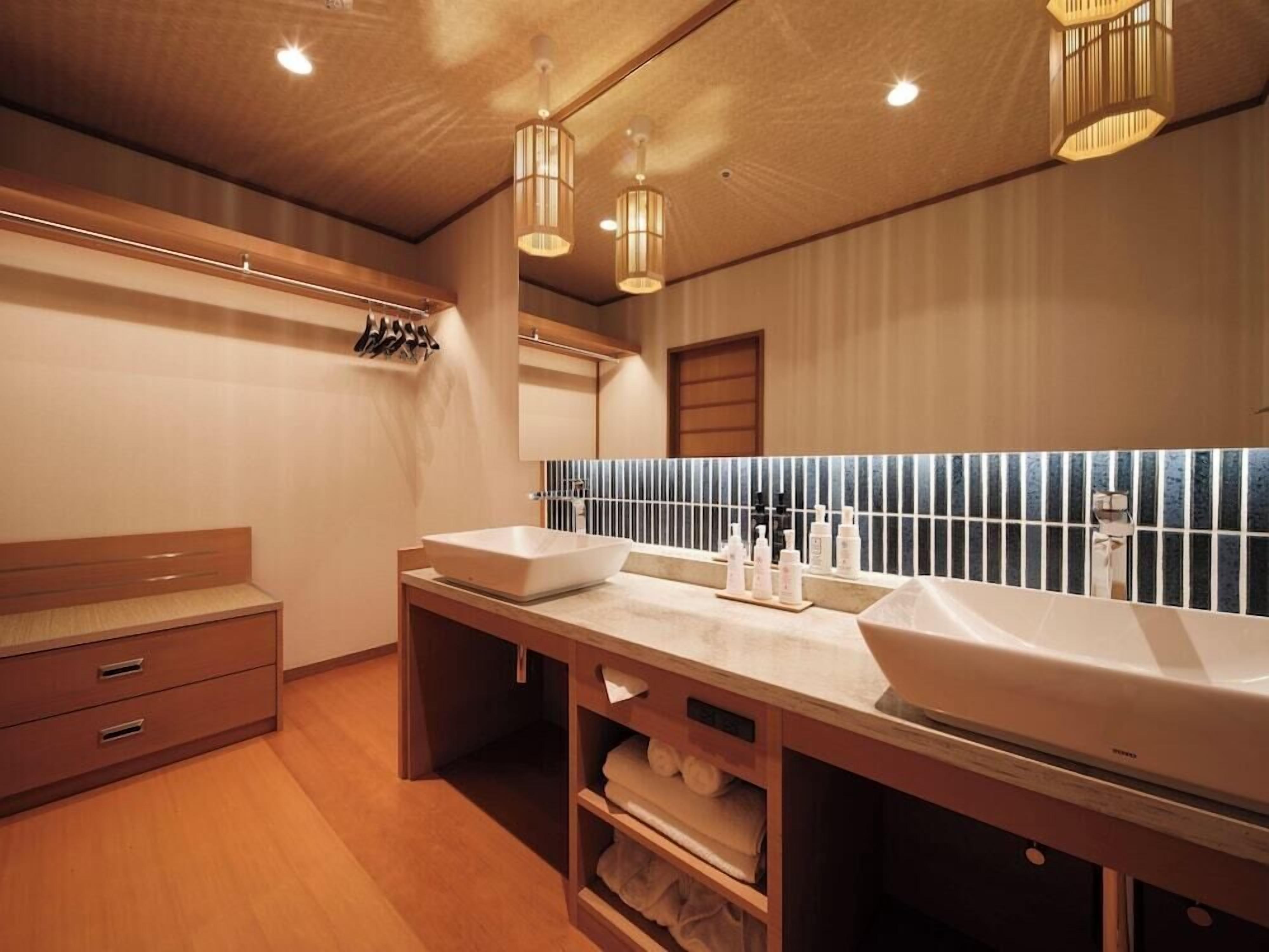 Bathroom | Combined shower/bathtub, free toiletries, hair dryer, slippers