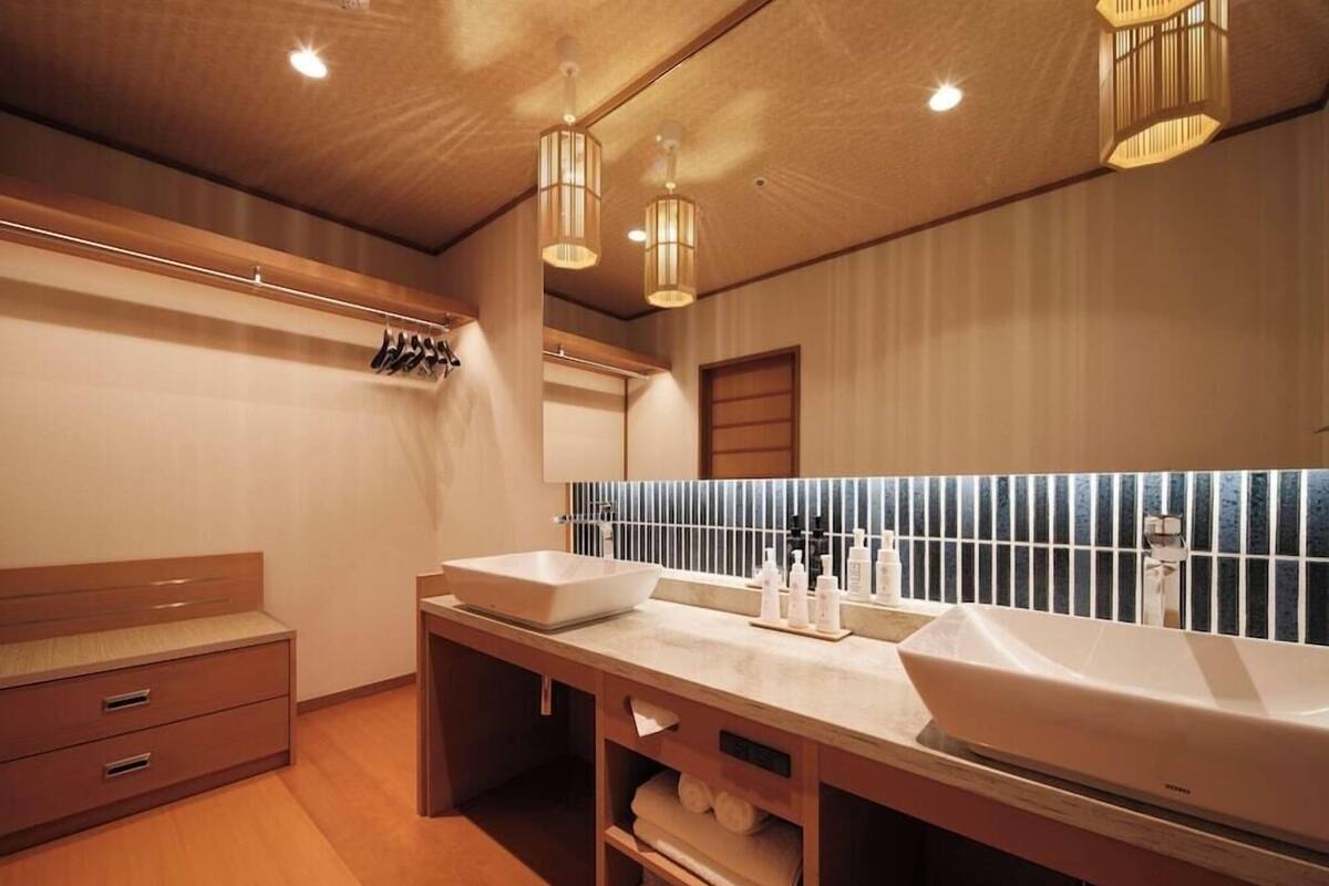 Bathroom | Combined shower/bathtub, free toiletries, hair dryer, slippers
