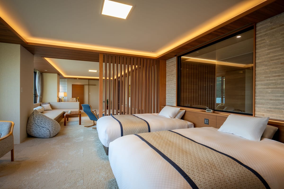 Premium suite | Een minibar, een kluis op de kamer, een strijkplank/strijkijzer