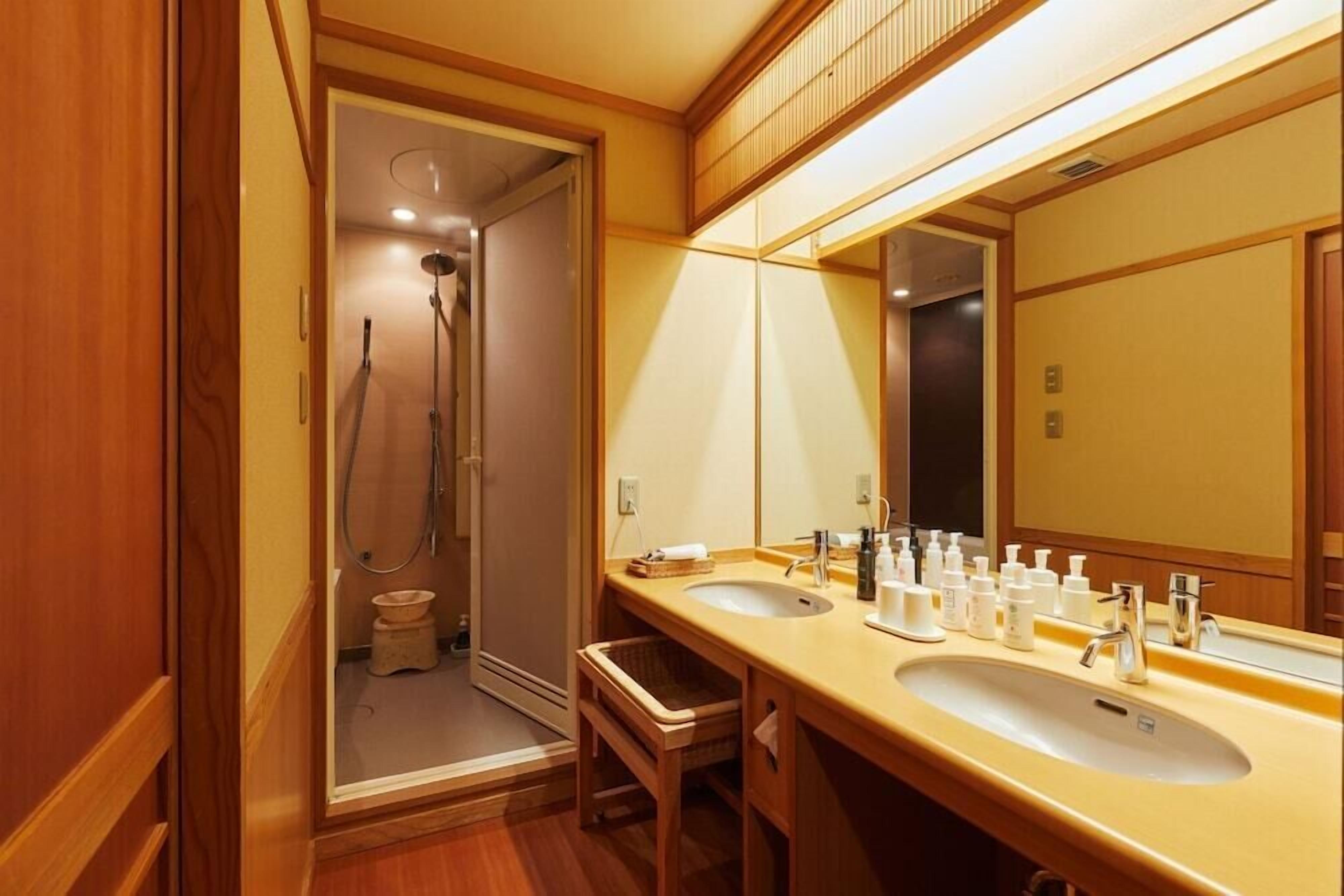 Bathroom | Combined shower/bathtub, free toiletries, hair dryer, slippers