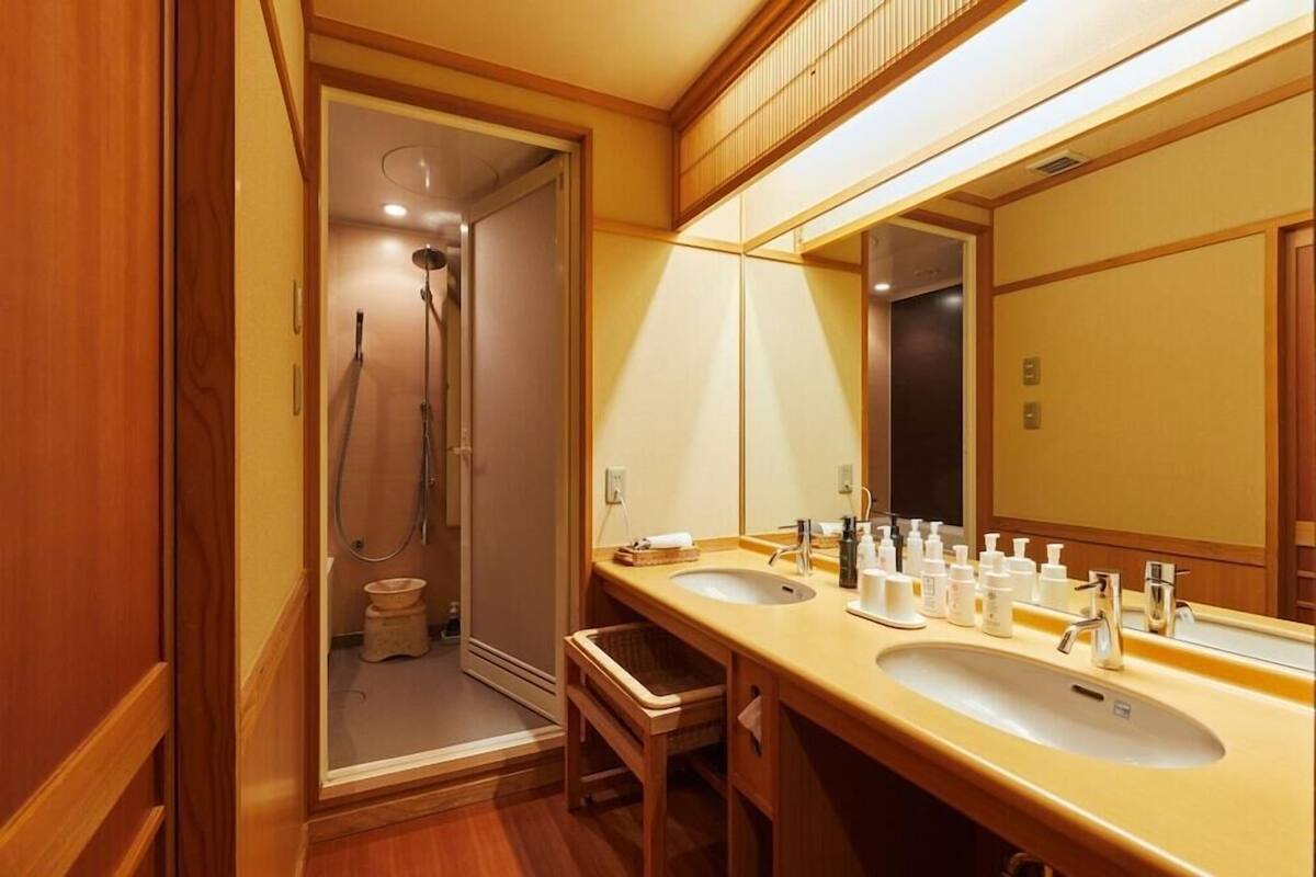 Bathroom | Combined shower/bathtub, free toiletries, hair dryer, slippers