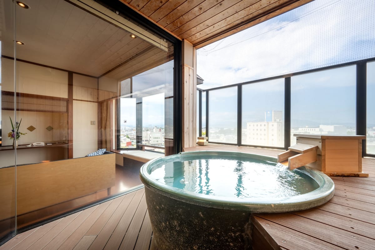 Premium suite | Een minibar, een kluis op de kamer, een strijkplank/strijkijzer