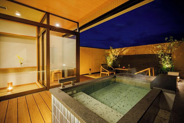 Main Building: Rooftop Terrace + Open-Air Bath Room with Japanese-Western Style [35] | Bathroom | Combined shower/tub, free toiletries, hair dryer, slippers - Tendo Onsen TAKINOYU (Tendo)