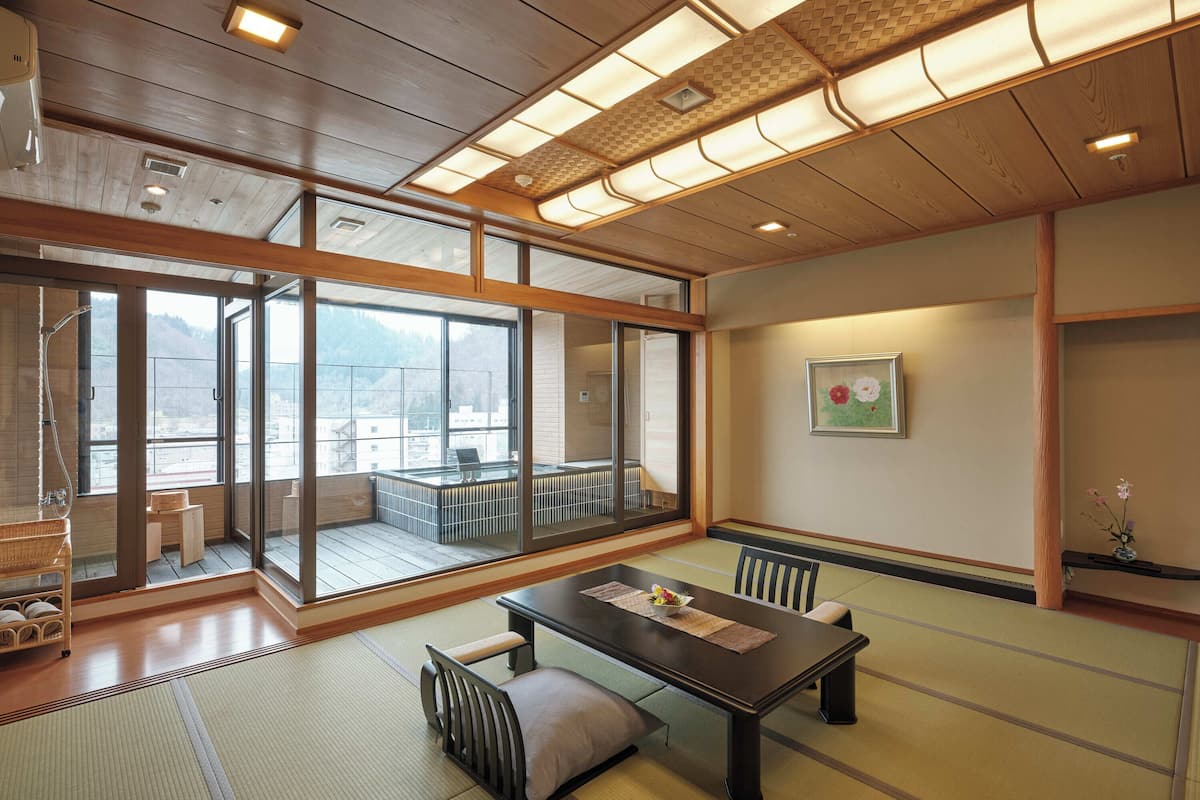 Premium suite | Een minibar, een kluis op de kamer, een strijkplank/strijkijzer