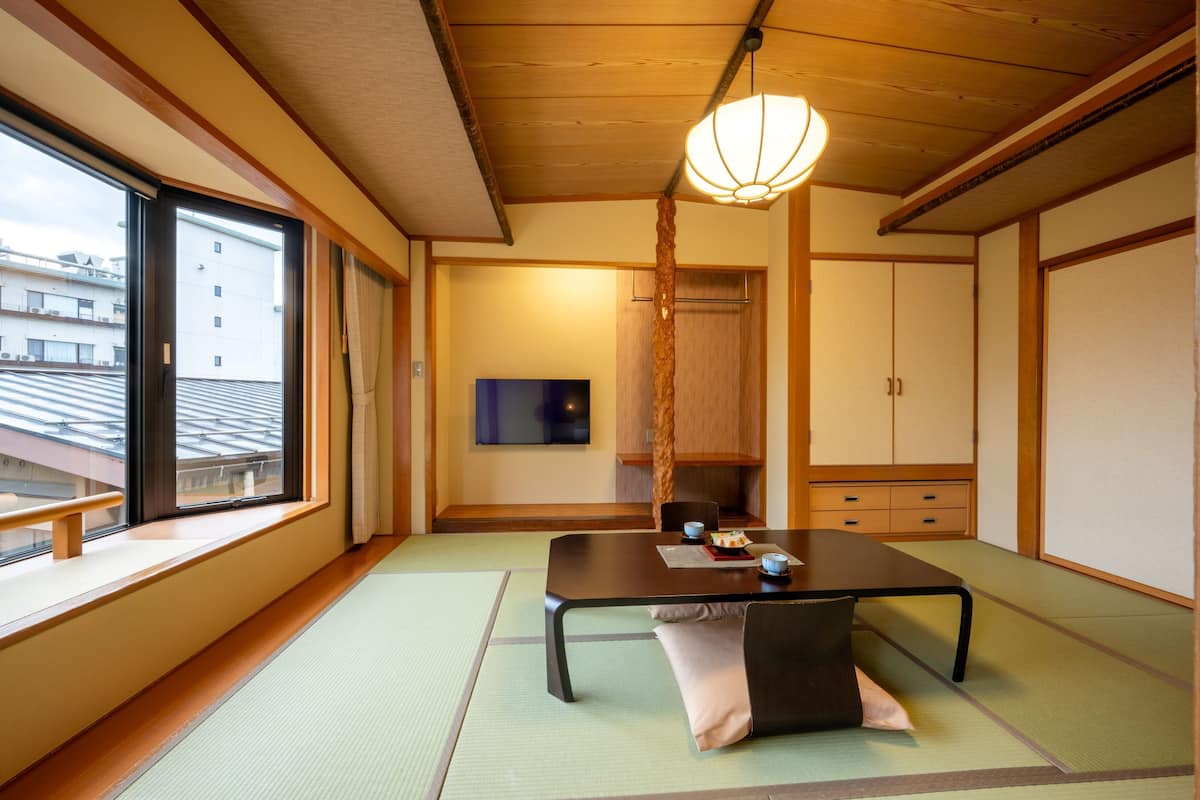 Premium suite | Een minibar, een kluis op de kamer, een strijkplank/strijkijzer