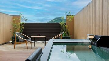 ルーフトップテラス+展望露天風呂付和室【タイプ35】 | バスルーム | シャワー付き浴槽、バスアメニティ (無料)、ヘアドライヤー、スリッパ