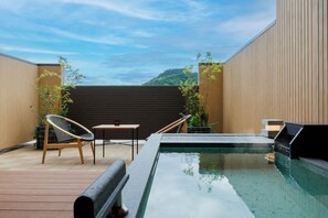 Bañera con ducha, artículos de tocador gratuitos, secador de pelo