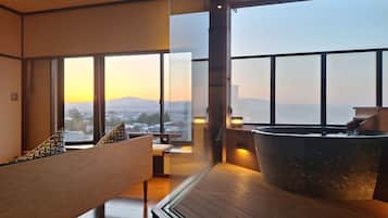 Minibar y caja de seguridad en la habitación