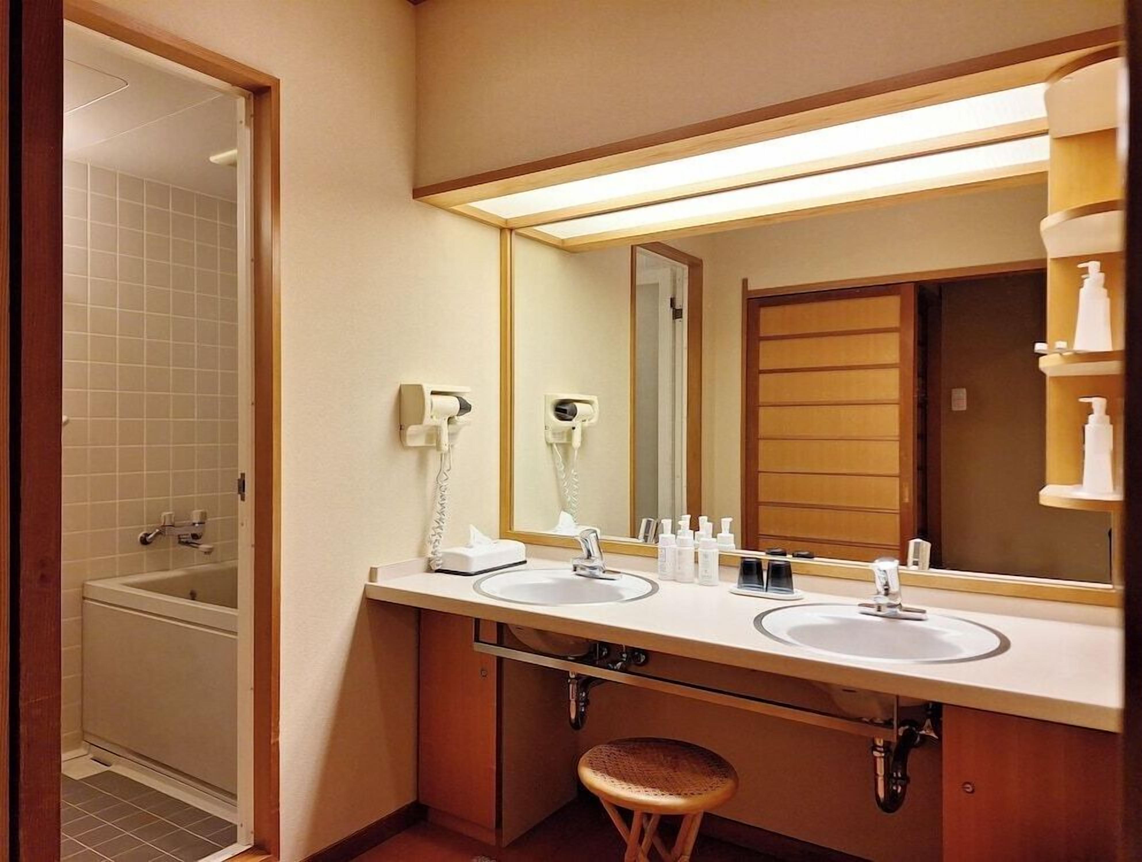 Bathroom | Combined shower/bathtub, free toiletries, hair dryer, slippers