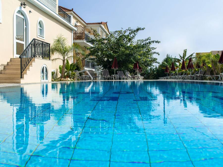 Piscina externa sazonal, funciona das 10h30 às 18h30, guarda-sóis