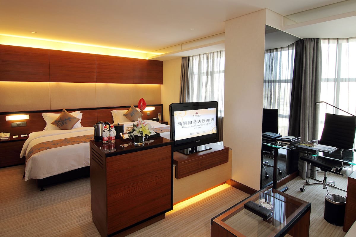 Deluxe Room | Living area