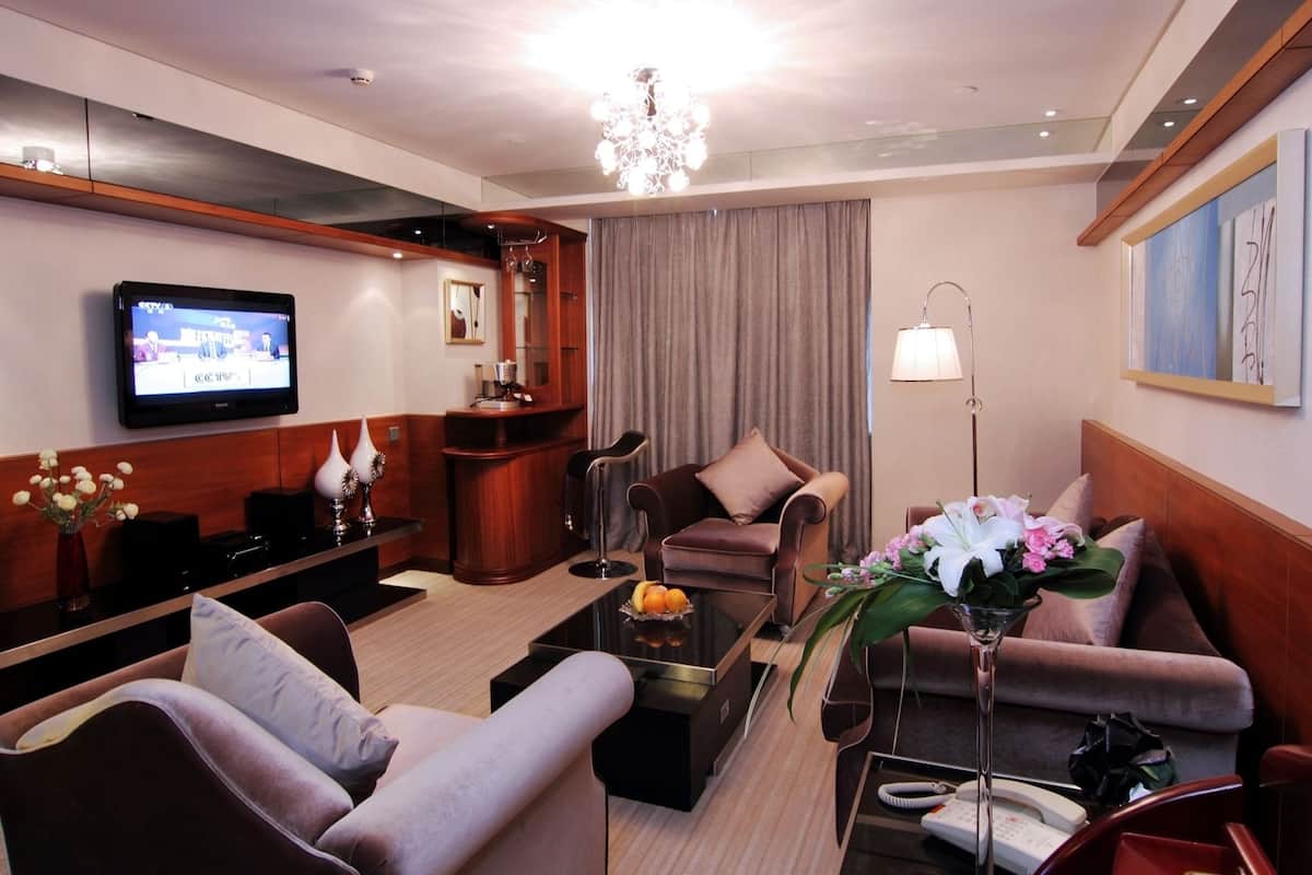 Suite, 1 King Bed | Living room