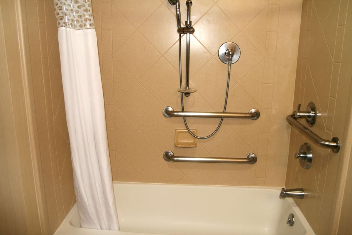 Room, 1 Katil Raja (King), Accessible, Non Smoking | 1 bilik tidur, peti besi dalam bilik, meja, seterika/papan seterika