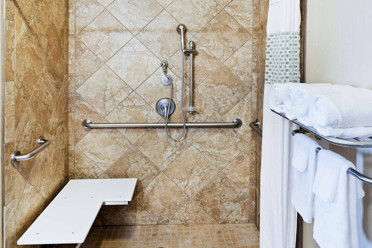 suite, accessible, non smoking | bathroom | shower, free toiletries, hair dryer, towels