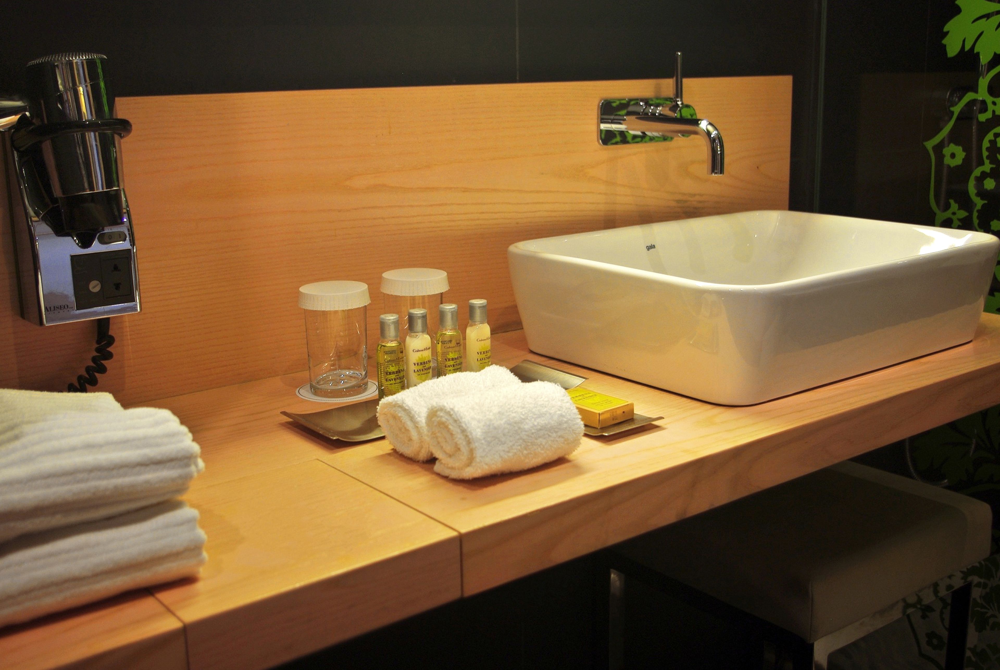 room, 1 king bed, accessible | bathroom | combined shower/bathtub, free toiletries, hair dryer, towels