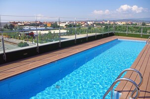Una piscina al aire libre de temporada