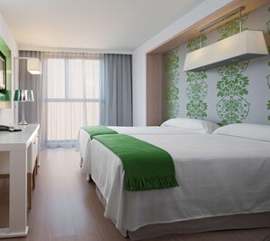 Twin Room (Guest) | Premium bedding, down comforters, minibar, in-room safe - DoubleTree by Hilton Hotel Girona (Girona)