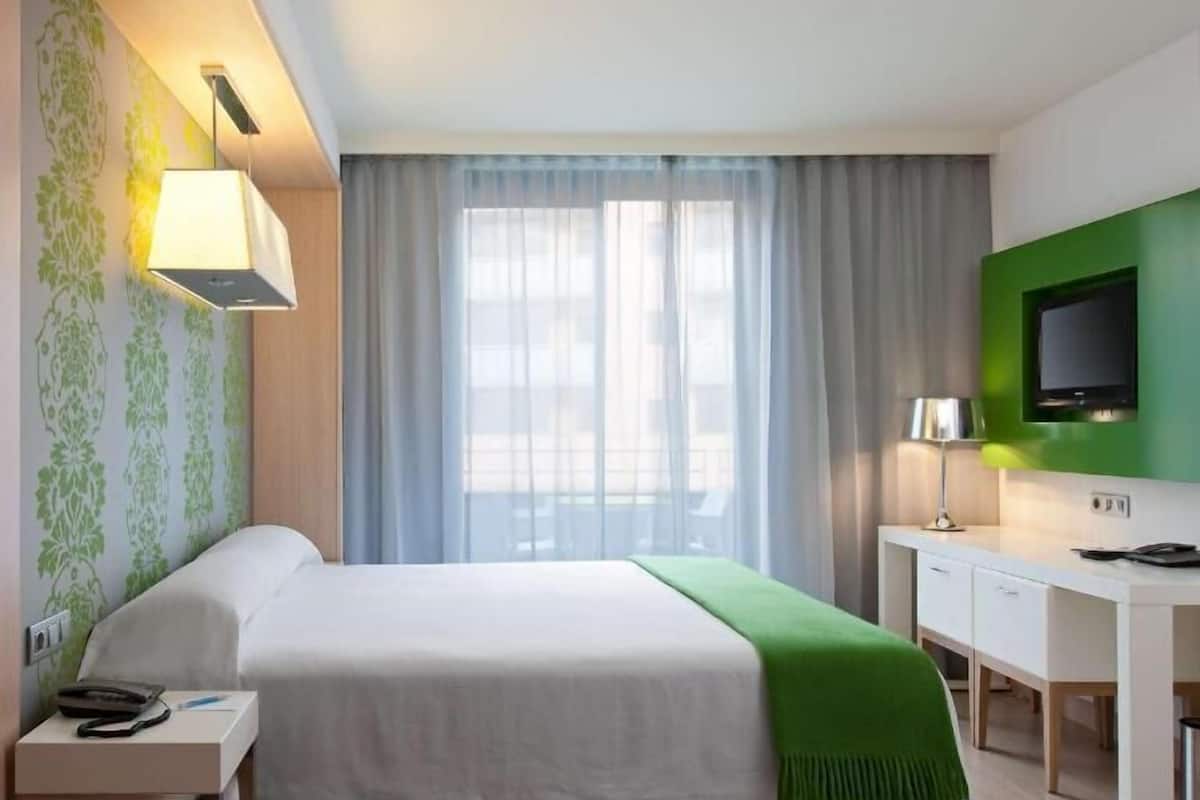 Premium bedding, down duvets, minibar, in-room safe