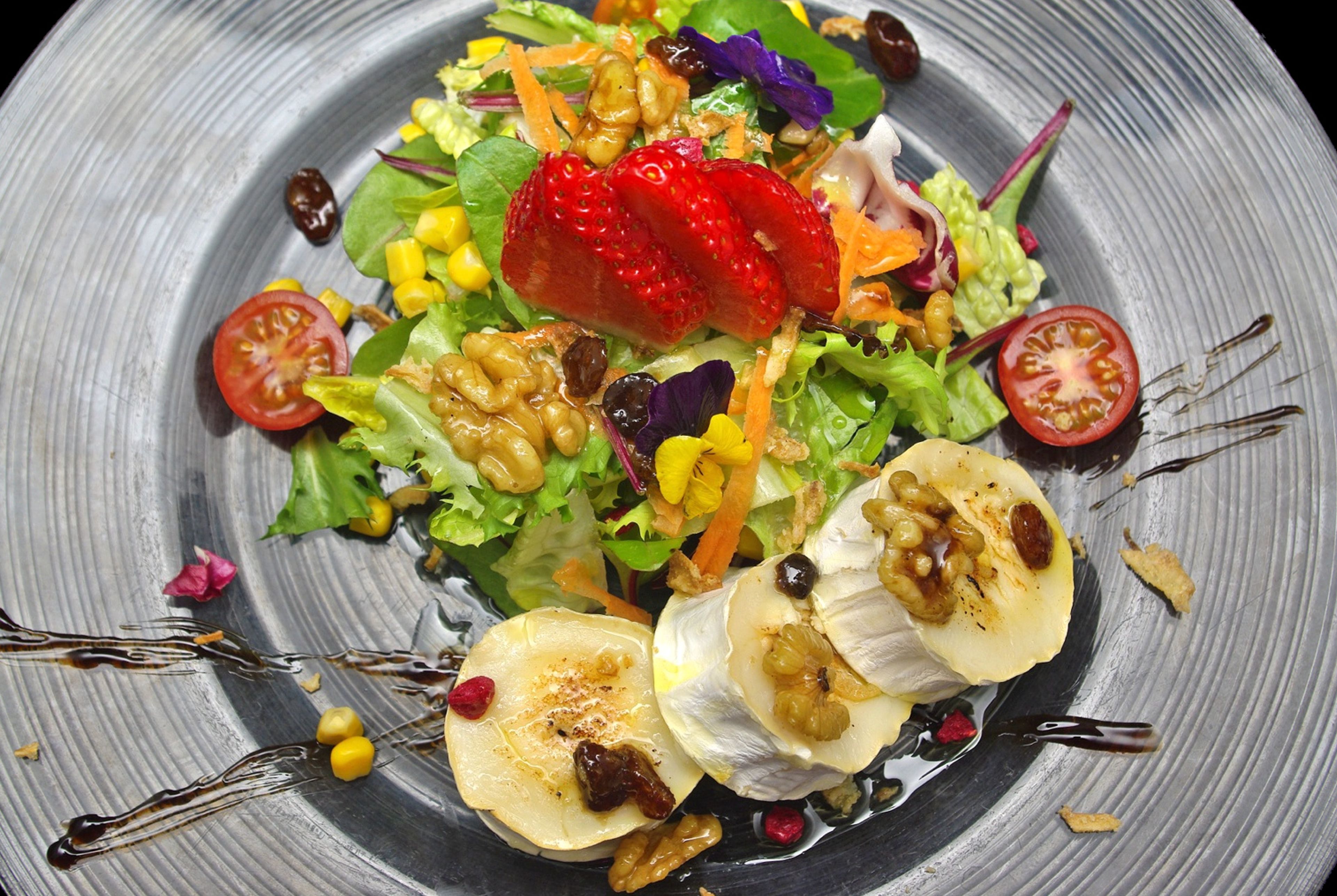 Ensalada con diversos ingredientes sobre un plato.
