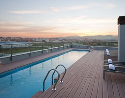 Una piscina al aire libre de temporada