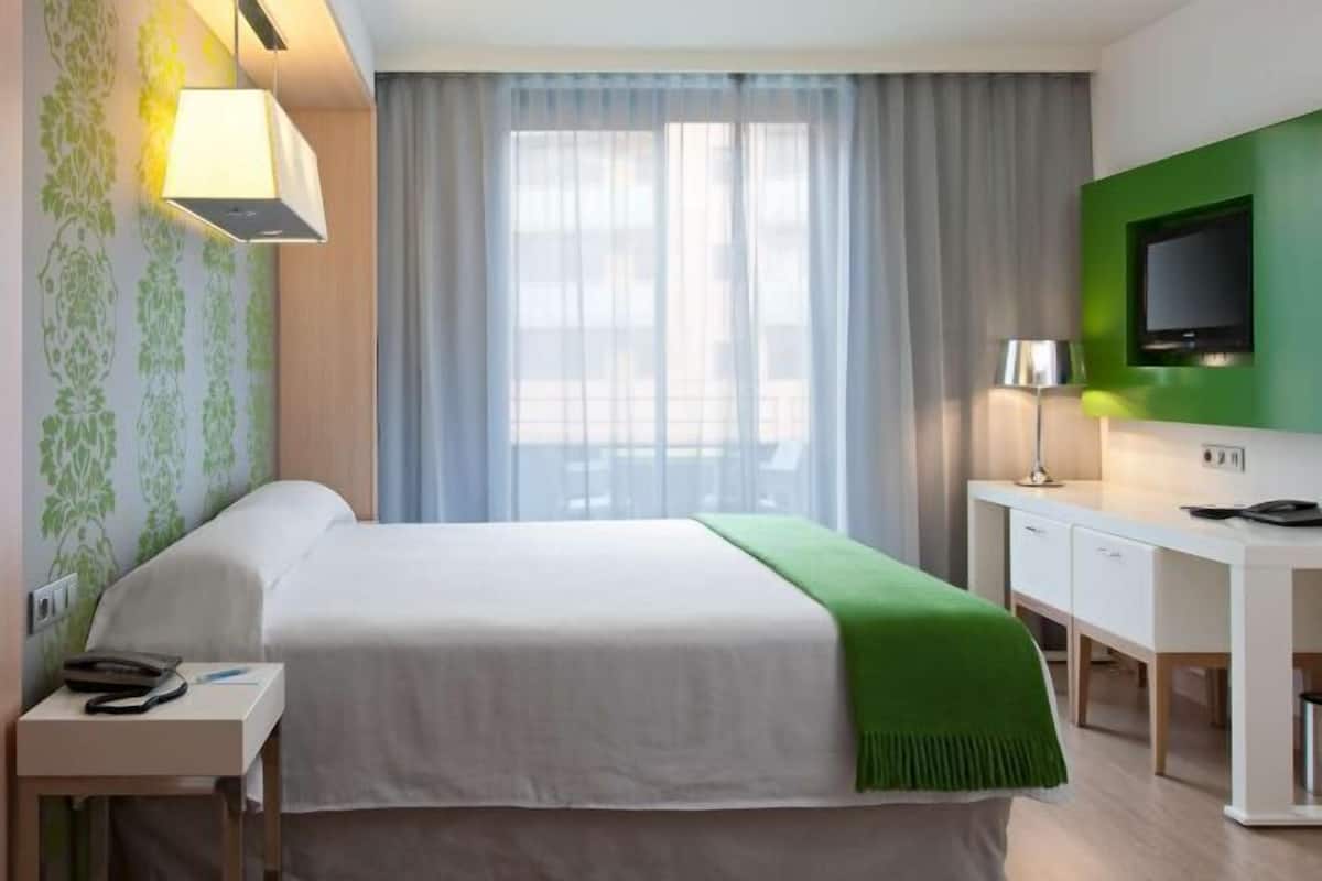 Premium bedding, down duvets, minibar, in-room safe