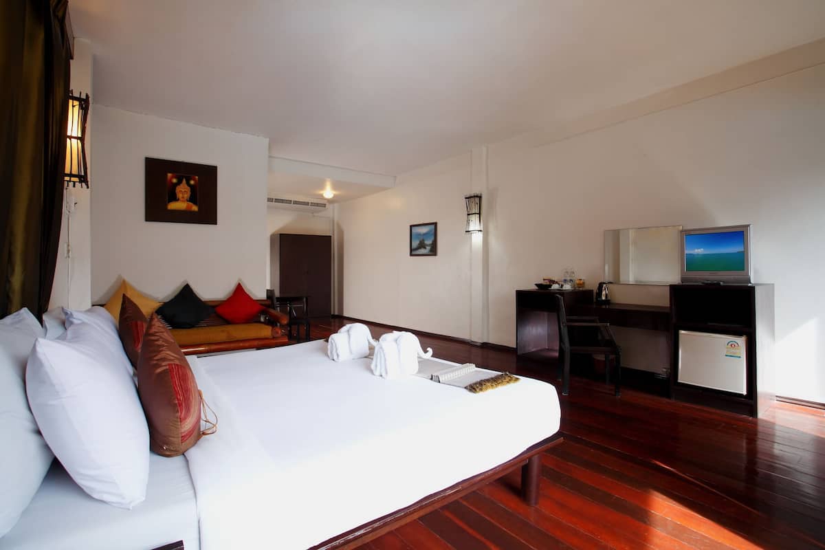 Executive Room | Minibar (some free items), in-room safe, WiFi (free)