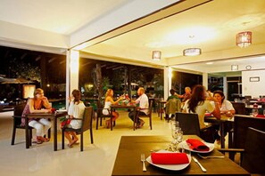 Petit déjeuner, déjeuner et dîner servis sur place