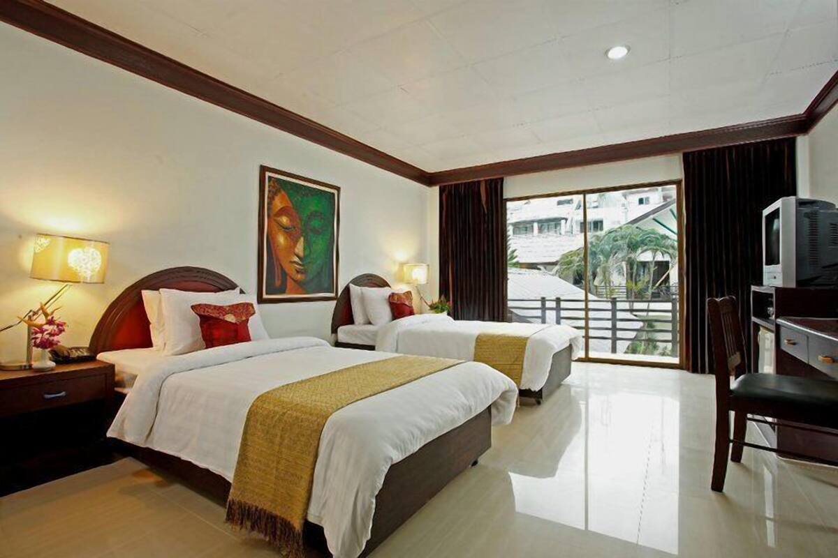Deluxe Room | Minibar (some free items), in-room safe, WiFi (free)