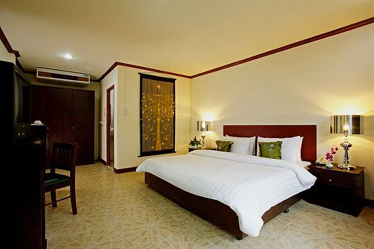 Superior Room | Minibar (some free items), in-room safe, WiFi (free)