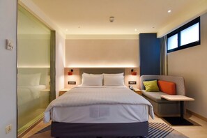 Caja de seguridad en la habitación y tabla de planchar con plancha 