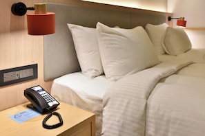In-room safe, iron/ironing board, free WiFi - Holiday Inn Express Taipei Train Station by IHG (Taipei)