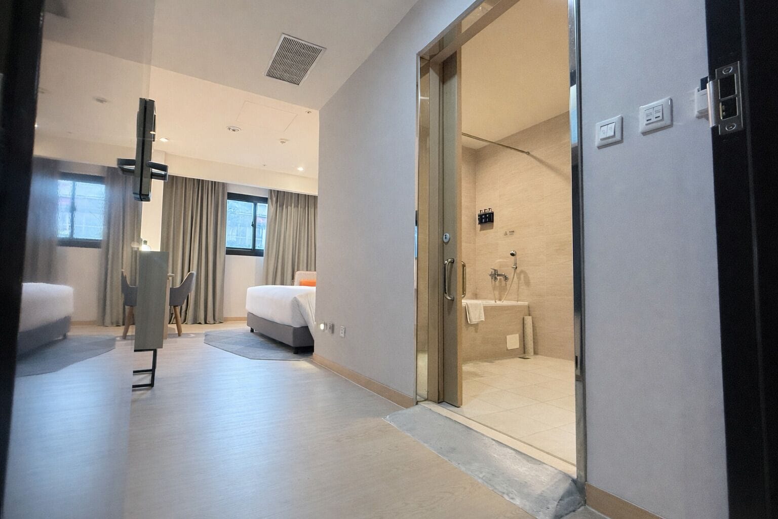 ルーム クイーンベッド 1 台 バリアフリー | セーフティボックス (室内)、アイロン / アイロン台、WiFi (無料)