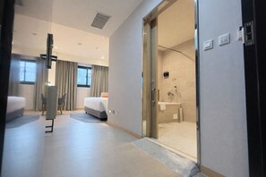 Chambre, 1 grand lit, accessible aux personnes à mobilité réduite | Coffres-forts dans les chambres, fer et planche à repasser